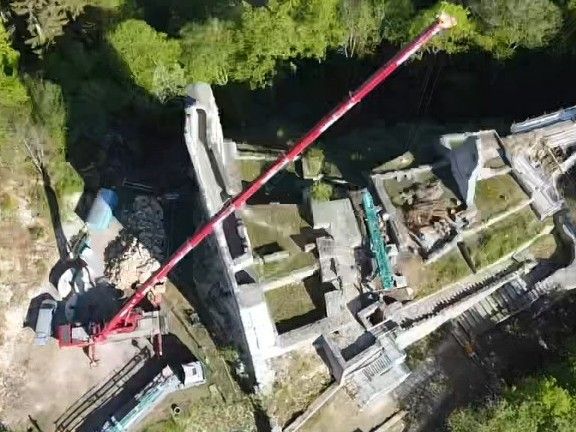 Kraneinsatz auf der Ruine Farnsburg
