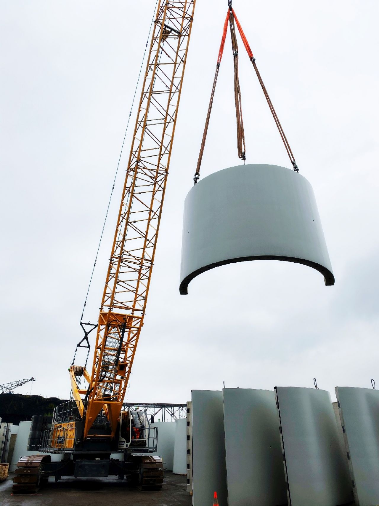 Transport von Windkraftwerkelementen auf den Gotthard