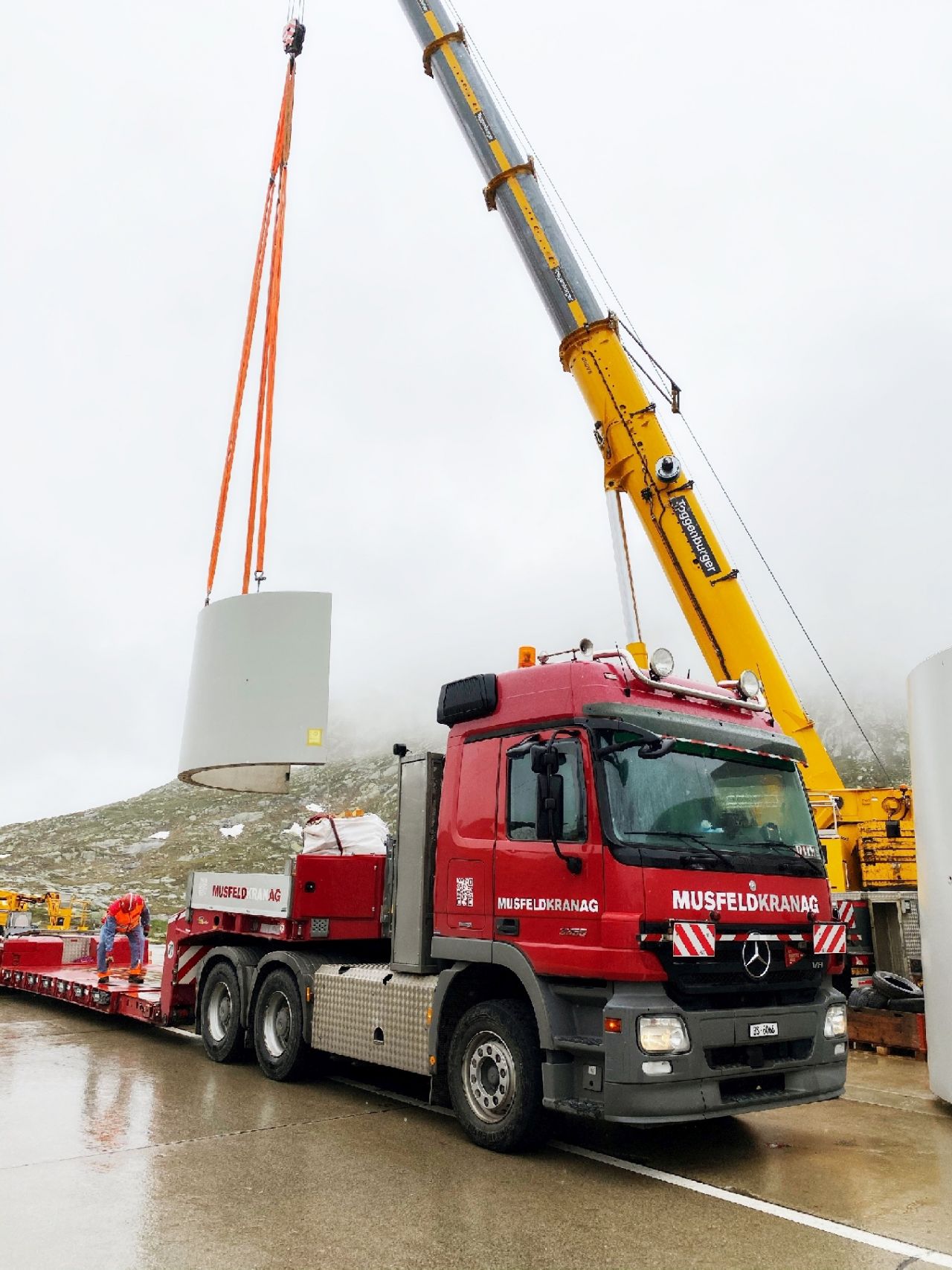 Transport von Windkraftwerkelementen auf den Gotthard