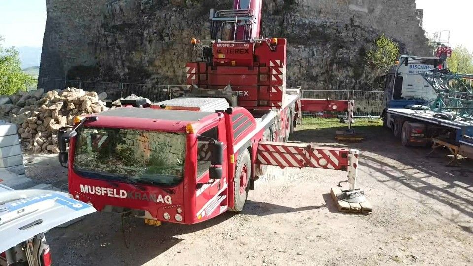 Kraneinsatz auf der Ruine Farnsburg