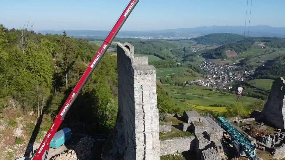 Kraneinsatz auf der Ruine Farnsburg
