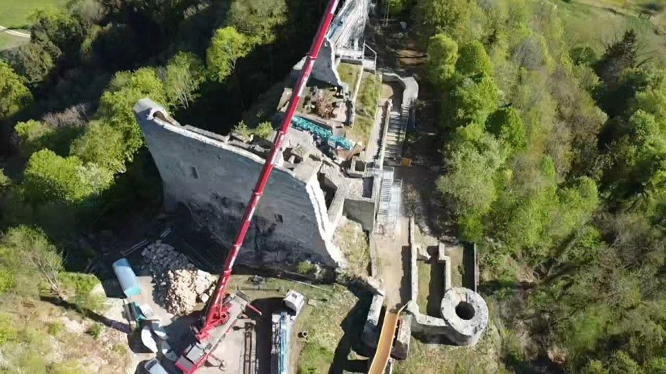 Kraneinsatz auf der Ruine Farnsburg
