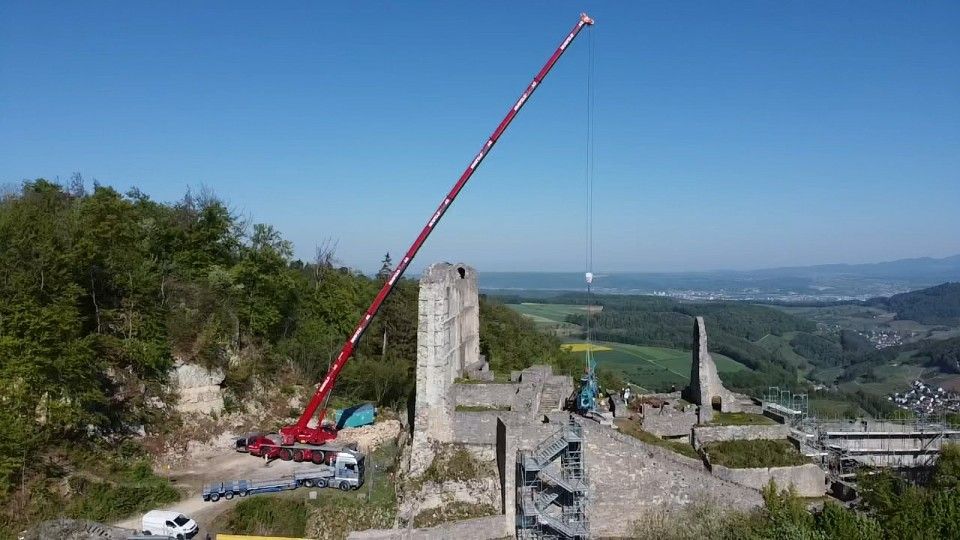Kraneinsatz auf der Ruine Farnsburg