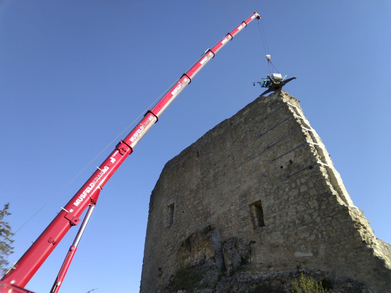 Kraneinsatz auf der Ruine Farnsburg