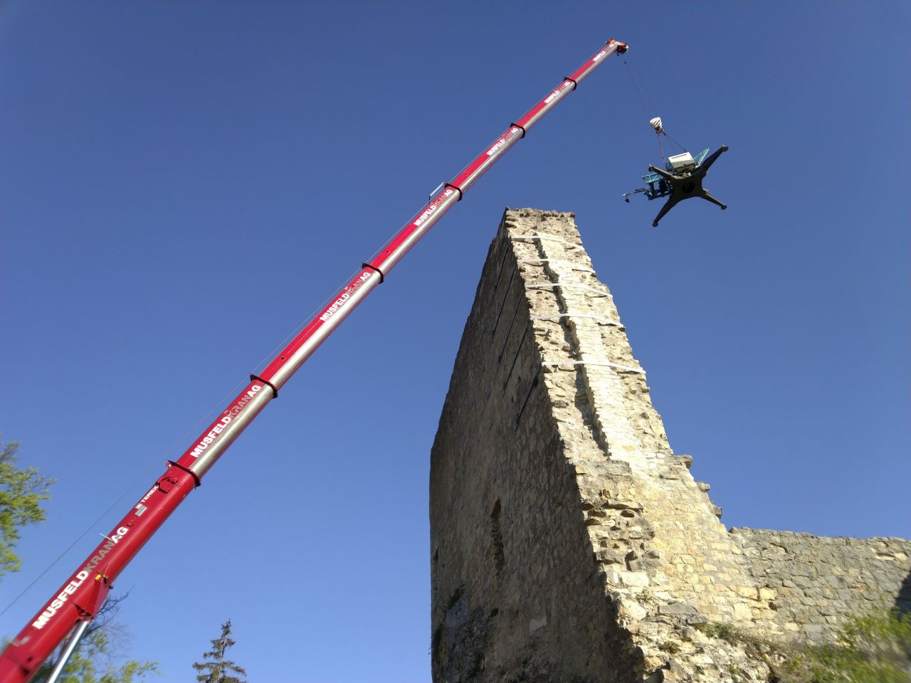 Kraneinsatz auf der Ruine Farnsburg