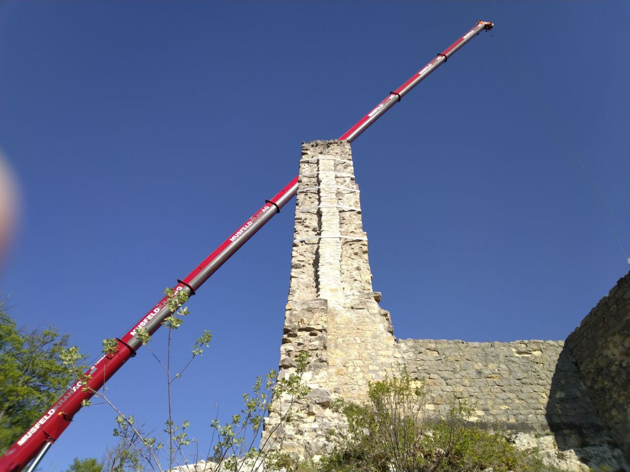 Kraneinsatz auf der Ruine Farnsburg