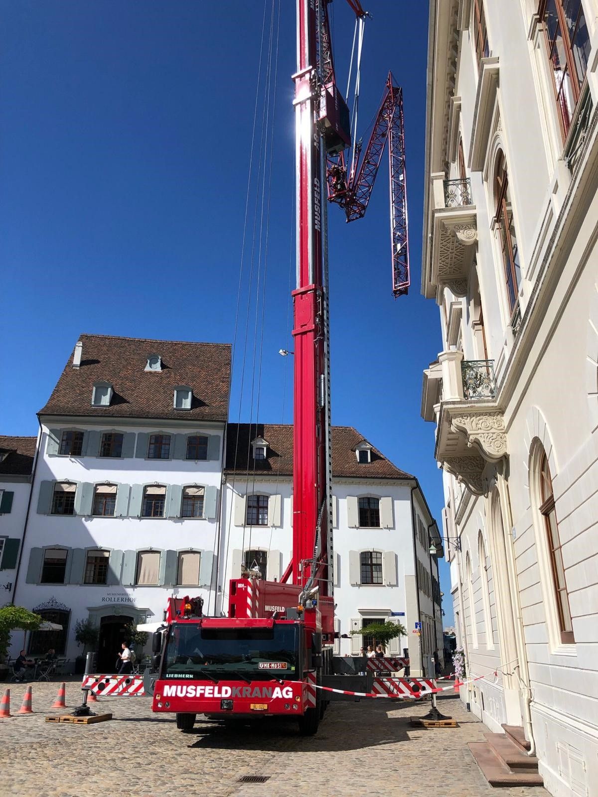 Münsterhofplatz, Basel - versetzten einer Hebebühne mit MK 140 plus