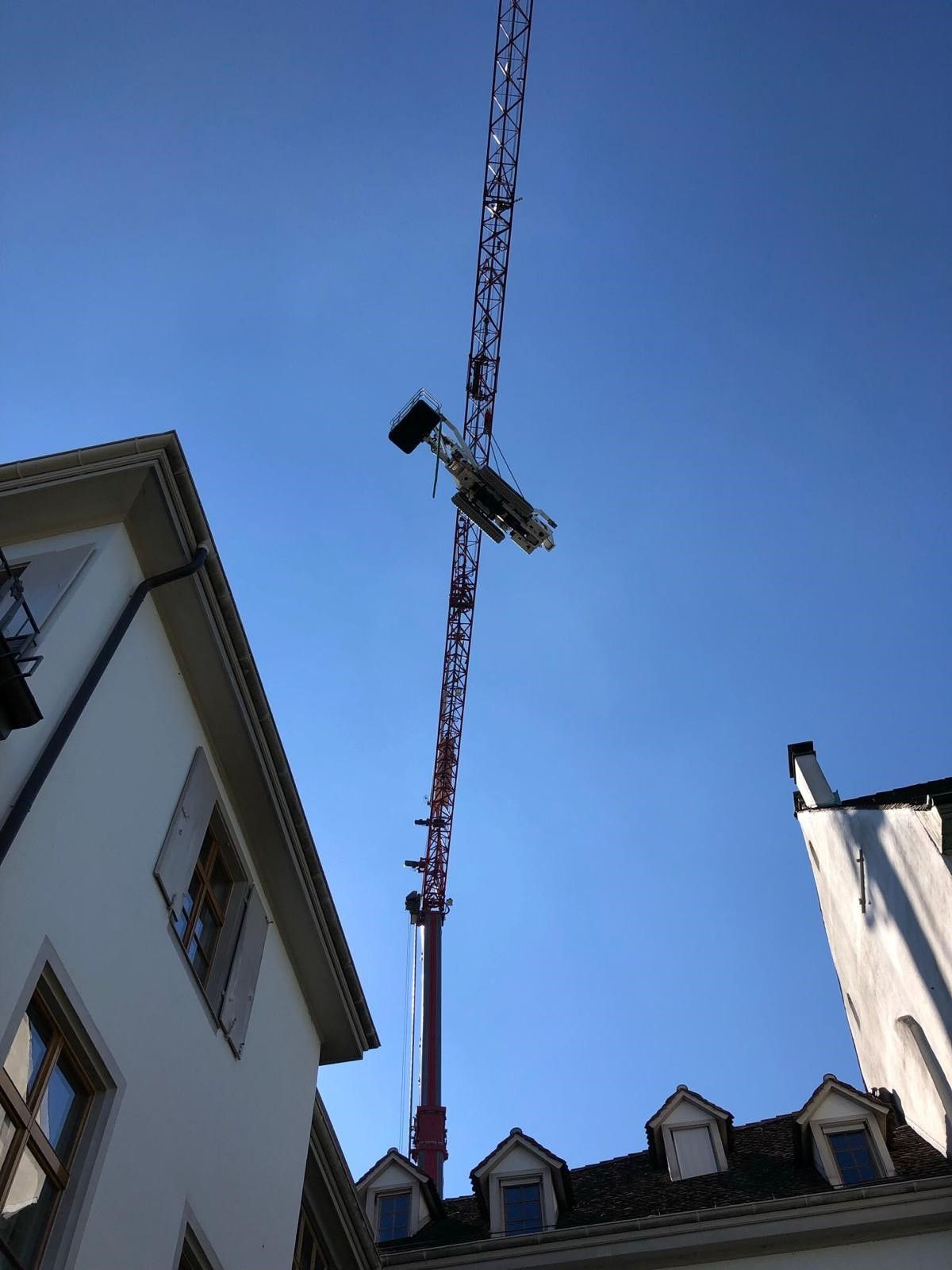 Münsterhofplatz, Basel - versetzten einer Hebebühne mit MK 140 plus