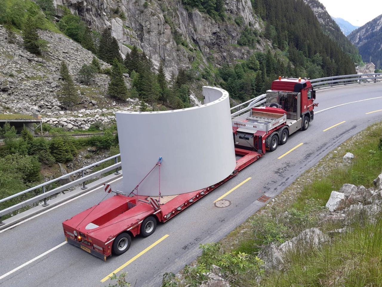 Transport von Windkraftwerkelementen auf den Gotthard