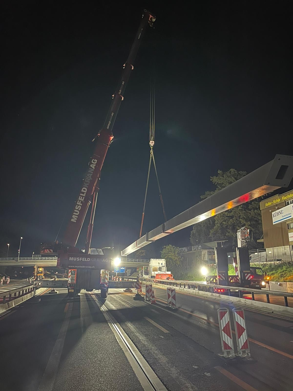 Transport eines Signalträgers auf der A3 in Bern.