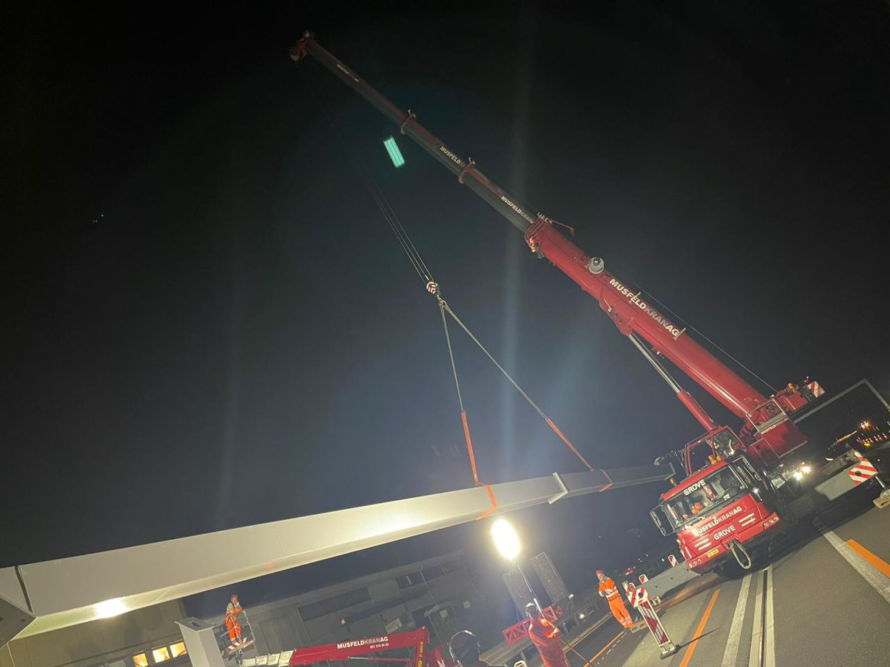 Transport eines Signalträgers auf der A3 in Bern.