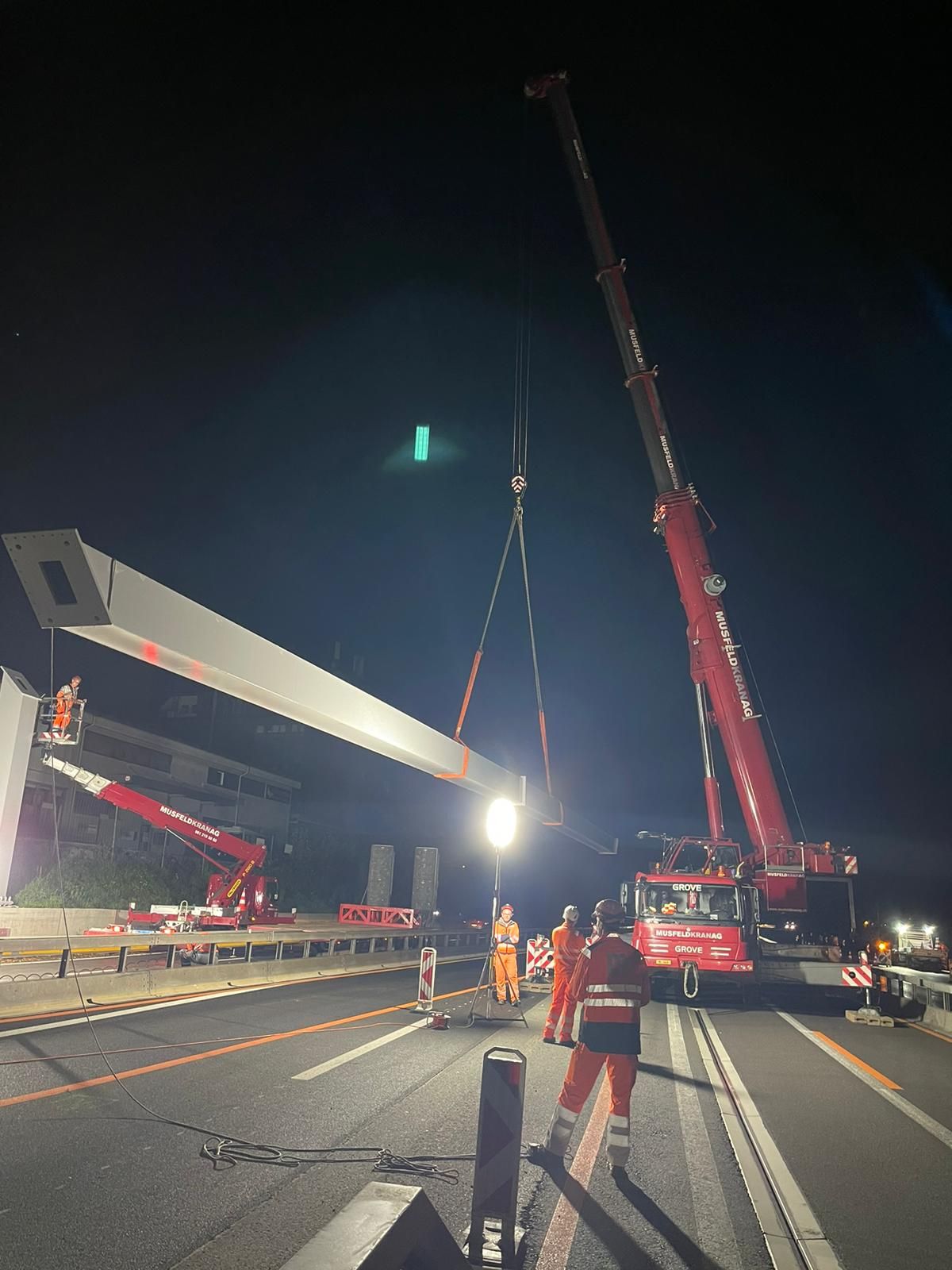 Transport eines Signalträgers auf der A3 in Bern.
